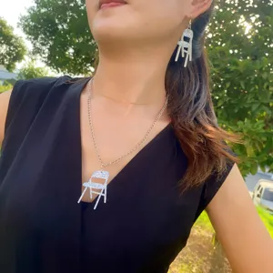Glitzerndes Acryl Mini Stuhl Anhänger Halskette Ohrringe Set, lustiger Neuheit Schmuck.