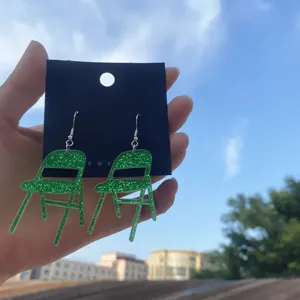 Boucles d'oreilles chaise pliante acrylique paillettes vertes bijoux originaux fantaisie.