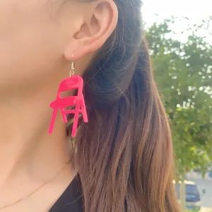 Lustige rosa Acryl Klappstuhl Ohrringe für Damen, ausgefallene niedliche Mode Ohrhänger.