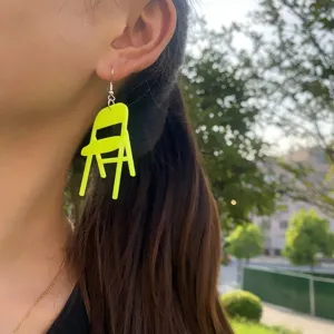 Fluoreszierende gelbe Acryl Stuhl Ohrringe, lustige personalisierte Mini Rückenlehne Ohrhänger.