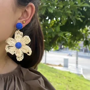 Χειροποίητα boho σκουλαρίκια με πλεγμένο άχυρο λουλούδι και μπλε κέντρο, καλοκαιρινό στυλ διακοπών.