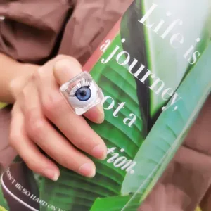 Nahaufnahme des quadratischen Acrylharzrings mit realistischem blauem Auge und feinen Wimpern.