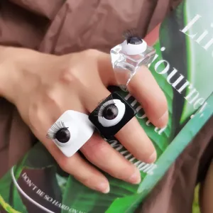 Detailansicht des ausgefallenen Acrylharz Augenrings mit realistischen Puppenwimpern und Band.
