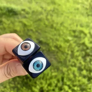 Nahaufnahme der kreativen quadratischen Acrylharzringe mit realistischen Augapfelmotiven.