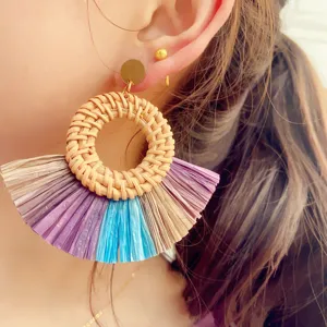 Handgemaakte geweven rattan en rafia waaier hangende oorbellen zomer boho sieraden
