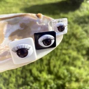 Acryl Harz quadratischer Ring mit 3D Puppenwimpern Augen Design, trendiger Statement Schmuck für Damen.