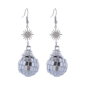 Orecchini lunghi a sfera disco argentati con dettaglio sole, stile rétro per le feste.