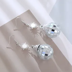Dettaglio orecchini sfera disco argento con ciondolo a stella e superficie specchiata.
