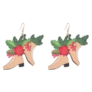 Weihnachtliche Holz Stiefel Ohrringe mit roten Beeren und Stechpalmen Blättern für Partys