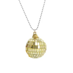 Collana con pendente a sfera da discoteca dorata primo piano, gioiello da festa.