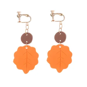 Süße Herbst Ahornblatt Ohrclips mit weichen Ton Anhängern und goldfarbenen Metallbeschlägen.