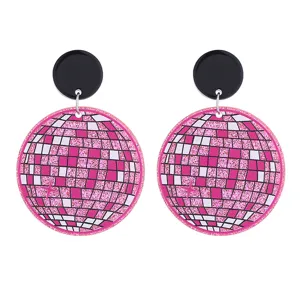 Nahaufnahme von pinken Glitzer Diskokugel Acryl Ohrringen, ideal für 70er 80er Party.