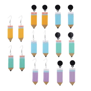 Detailansicht von bunten Polymer-Ton Bleistift geformten Ohrringen Set für Frauen.