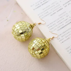 Orecchini pendenti sfera disco specchio oro dettaglio, stile festa anni 70 accessorio.