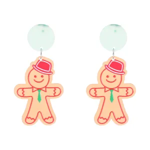 Gros plan de boucles d'oreilles en acrylique bonhomme de pain d'épices de Noël mignon.