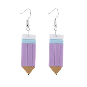 Nahaufnahme der niedlichen bleistiftförmigen Ohrringe aus violettem Ton für den Alltag.