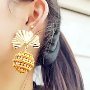 Boucles d'oreilles pendantes feuille de ginkgo et boule tressée, design rétro élégant.