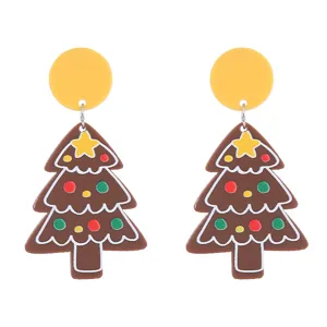 Boucles d'oreilles en acrylique sapin de Noël détail avec des motifs géométriques colorés.
