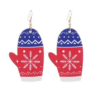 Nahaufnahme von hölzernen Weihnachts-Handschuh-Ohrringen mit roten blauen Schneeflocken.