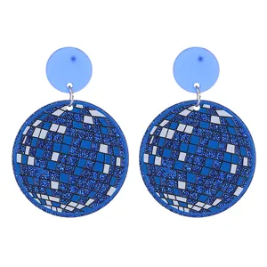 Blaue Diskokugel Acryl Ohrringe Detailansicht, Retro 70er Jahre Party Schmuck Nahaufnahme.