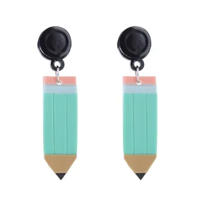 Detailaufnahme von niedlichen Bleistift Ohrhängern mit mintgrünem Keramik Design.