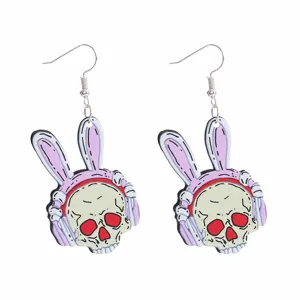 Detailansicht einzigartiger Punk-Totenkopf-Ohrringe mit süßen Hasenohren und Kopfhörer-Design.
