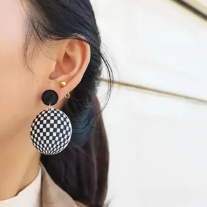 Schwarz-weiße karierte Acryl-Ohrringe Retro 70er 80er Disco Party Schmuck Detailansicht