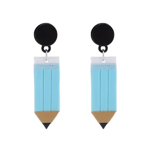 Nahaufnahme Detail von blauen Stift Form weichen Ton Ohrringen mit schwarzen Ohrsteckern.