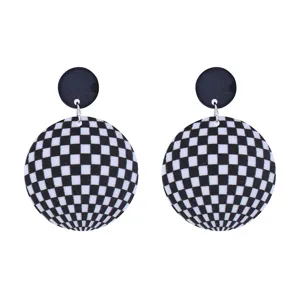 Retro schwarz-weiße karierte Diskokugel Acryl Ohrringe für Partys und modische Outfits.