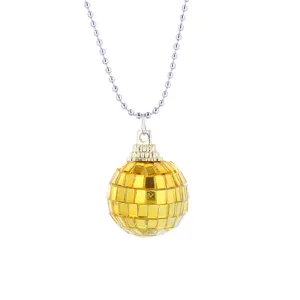 Collana con ciondolo a sfera disco dorata dettaglio, superficie a specchio, gioiello festa.