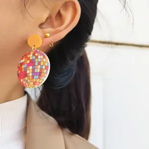 Bunte Disco-Kugel Acryl Ohrringe, bunte 70er 80er Retro Party Schmuck Detailansicht.