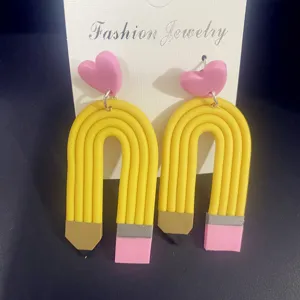 Süße Ton Bleistift Ohrringe mit rosa Herzsteckern, kreativer Modeschmuck für Schüler.
