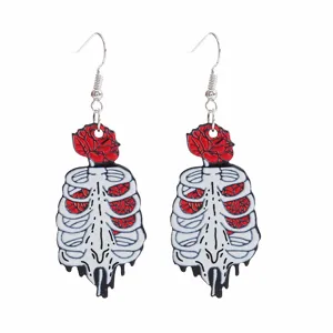 Detailansicht der gotischen Rippenkorb und roten Rosen Ohrringe, cooler Punk Schmuck Nahaufnahme.