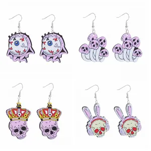 Ausgefallene Punk Acryl Ohrringe mit lustigen Totenkopf und Augen Motiven für alternativen Stil.