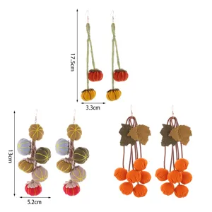 Pendientes largos y colgantes de calabaza de tela tejida de otoño estilo vintage.