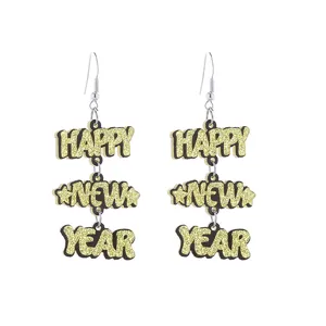 Detailansicht langer glitzernder Happy New Year Holzohrringe im festlichen Urlaubsdesign.