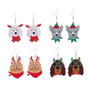 Detailansicht der weihnachtlichen Acryl Tierohrringe mit suessen Katzen und Hundemotiven.