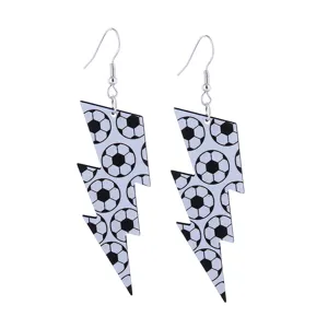 Boucles d'oreilles en acrylique motif ballon de football forme éclair, détail gros plan