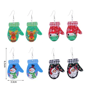 Weihnachtliche Acryl-Handschuh-Ohrringe mit süßen Motiven wie Rentier und Schneemann.