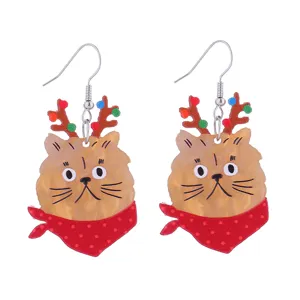 Weihnachts Katze Acryl Ohrringe Detailansicht mit niedlichem Rentiergeweih und rotem Schal.