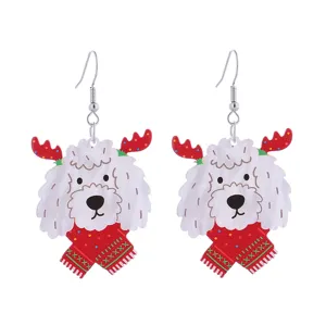 Weihnachtliche Acryl Hund Ohrringe mit Rentiergeweih und rotem Schal fur die Feiertage.