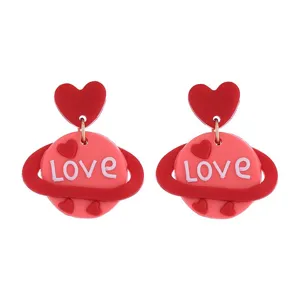 Rote Herz Planet Ohrhaenger mit Love Buchstaben Detail, suesses romantisches Schmuck Stueck.