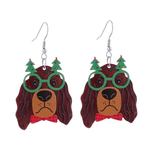 Nahaufnahme der niedlichen Weihnachtshund Acryl Ohrringe mit festlichen Baum Brillen.