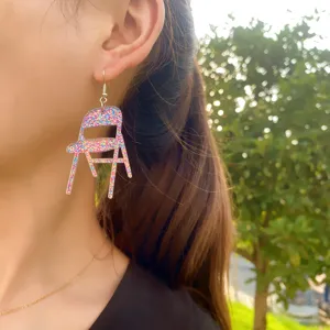 Boucles d'oreilles chaise pliante en acrylique paillete, bijoux originaux mini chaise.