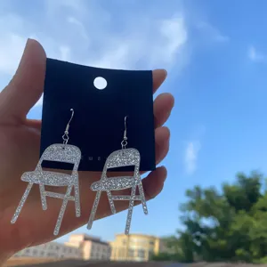 Boucles d'oreilles pliantes en acrylique pailleté argenté bijoux fantaisie originaux