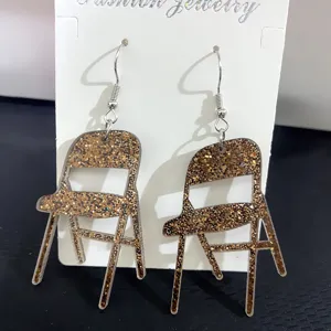 Boucles d'oreilles chaise pliante en acrylique pailleté, bijoux fantaisie rigolos.