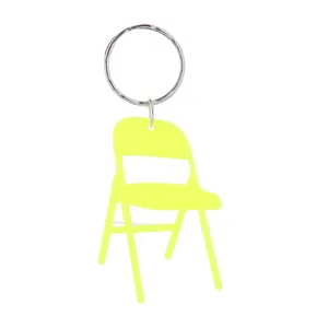 Nahaufnahme des neongelben Mini-Klappstuhl Schlüsselanhänger Anhängers, stilvolles Accessoire.