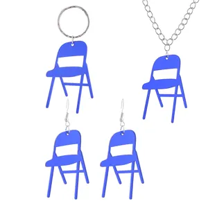 Blaues Acryl Klappstuhl Schmuck Set Details mit Halskette, Ohrringen und Schlüsselanhänger.