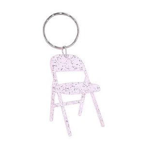 Detailansicht des pinken Glitzer Faltschstuhl Schlüsselanhängers, Acryl Deko Anhänger
