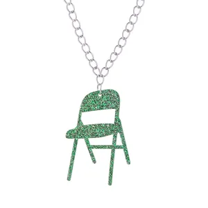 Vue détaillée du collier pendentif chaise pliante acrylique paillettes vertes original.